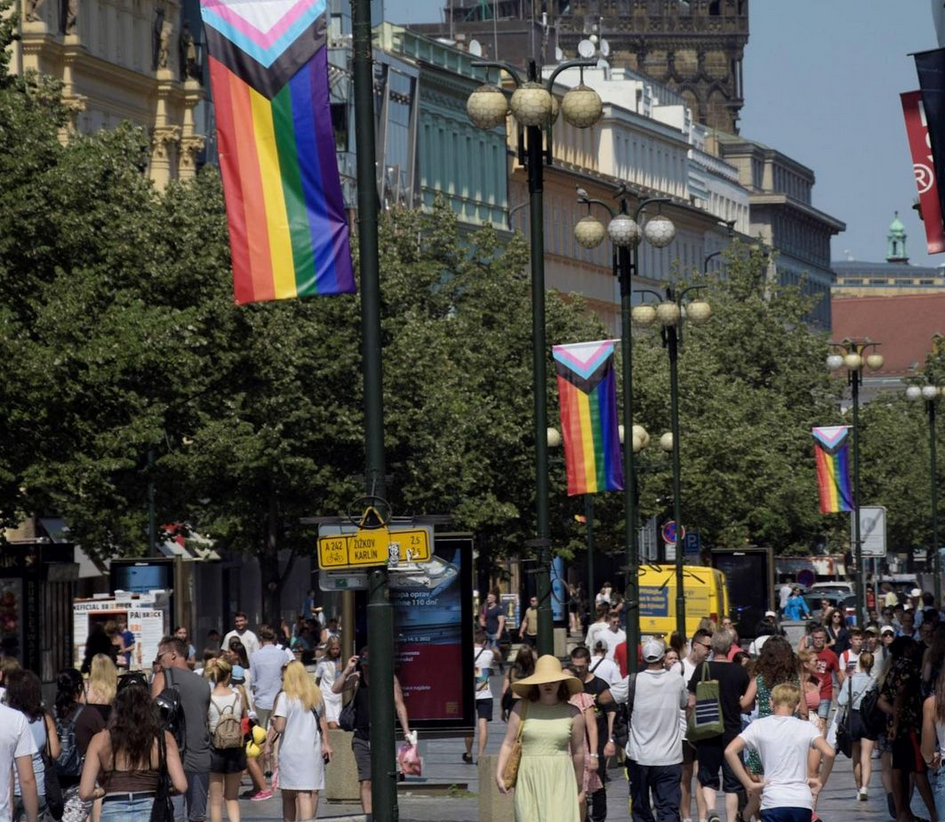 Za duhovou vlajkou: proč se právě letos vypravit na festival Prague Pride