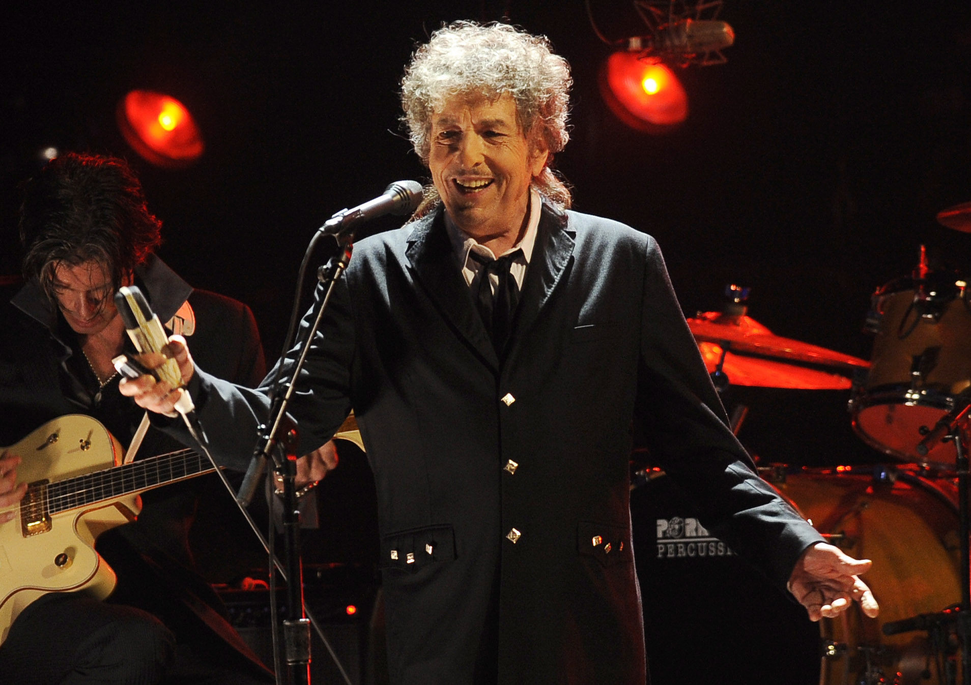Bob Dylan i Jack White zakazují mobily na koncertech, další hudebníci se přidávají. Jak poslech hudby změní technologie Yondr?