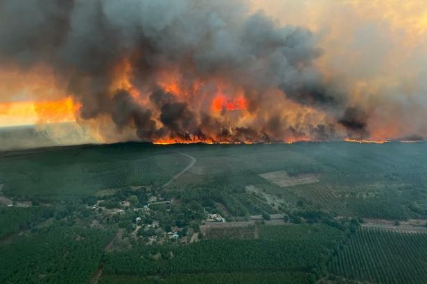 

Dříve uhašené požáry u Bordeaux se opět rozhořely

