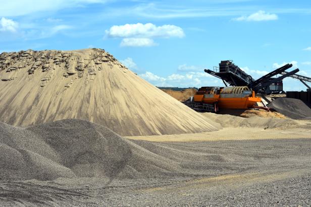 

Jihomoravský kraj žaluje báňský úřad kvůli rozhodnutí o těžbě štěrkopísku na Hodonínsku

