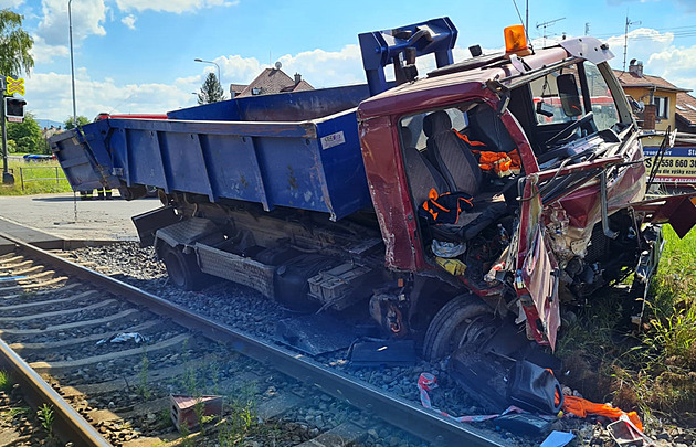 Osobní vlak se na přejezdu ve Frýdku-Místku srazil s nákladním vozem