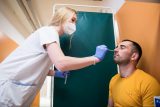 Šíření koronaviru v Česku dál zpomaluje, v úterý testy potvrdily 2417 případů