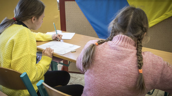 Ukrajinské děti mají v září nastoupit do škol, stát o nich ale zatím přehled nemá
