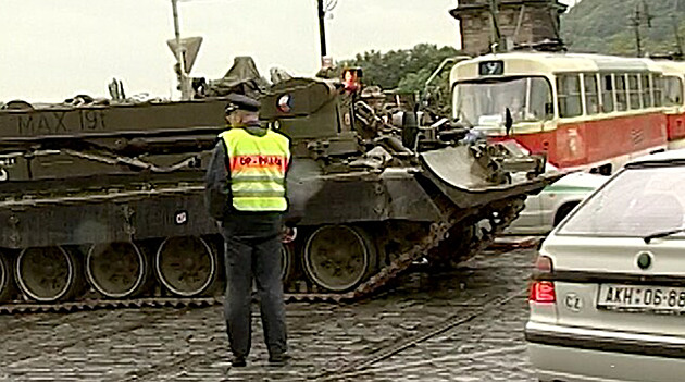 VIDEO: Karlův most bránily při povodních 2002 tanky. Držely nebezpečnou loď