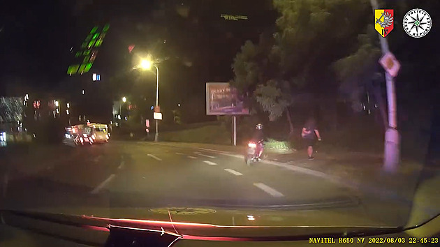 VIDEO: Zdrogovaný muž na motorce havaroval na chodníku a utekl do křoví