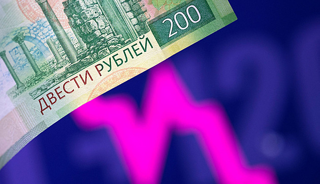Ruská ekonomika se kvůli sankcím vrátila do roku 2018. Klesla o čtyři procenta