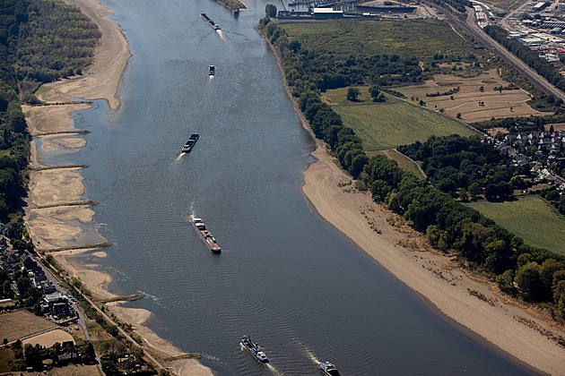 Rýn během pátku přestane být splavný. Ekonomické dopady pocítí celá Evropa