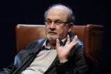 Jak se stavět k útoku na spisovatele Rushdieho? ‚Musíme trvat na svobodě projevu‘, říká Žantovský
