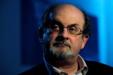 ‚Zprávy nejsou dobré.‘ Spisovatel Rushdie je po útoku na dýchacím přístroji, možná ztratí oko, uvedl agent
