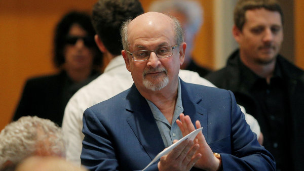 Spisovatel Salman Rushdie, na kterého je uvržena fatva, byl při vystoupení v New Yorku bodnut do krku