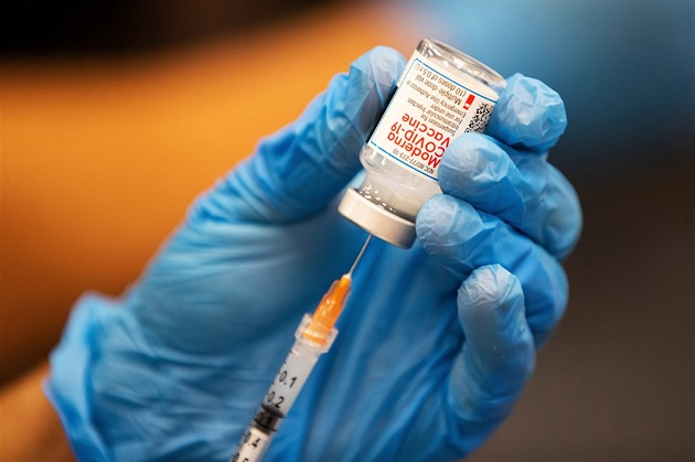 Británie je první zemí, která schválila vakcínu upravenou na variantu omikron