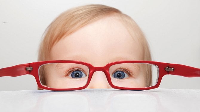 Na vadu zraku může u dětí upozornit mhouření, mrkání či šilhání