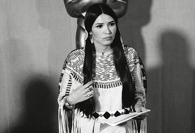 Herečce z kmene Apačů se po půl století omluvili za vystoupení na Oscarech