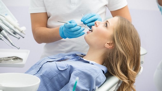 Které zákroky u zubaře jsou kompletně hrazené z veřejného zdravotního pojištění?