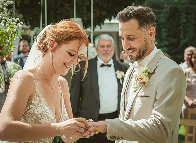 VIDEO: Poprvé česky. Debbi se vdala a má novou písničku V dobrým i zlým