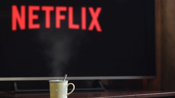 Levnější verze Netflixu neumožní stahování pořadů