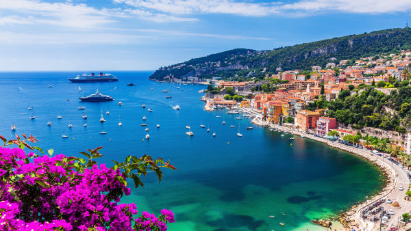 Prapor Monako. Ukrajinští boháči si odsedávají válku na Azurovém pobřeží, celému světu na očích