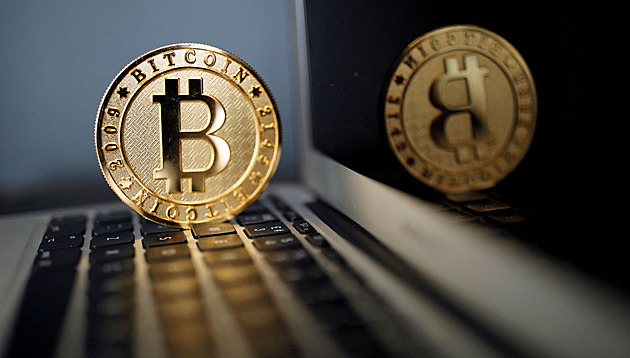 Bitcoin se propadl na třítýdenní minimum. Později část ztrát smazal