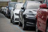 ‚Narušení hospodářské soutěže.‘ Praha za pravidla pro parkování aut s hybridním pohonem zaplatí 740 tisíc
