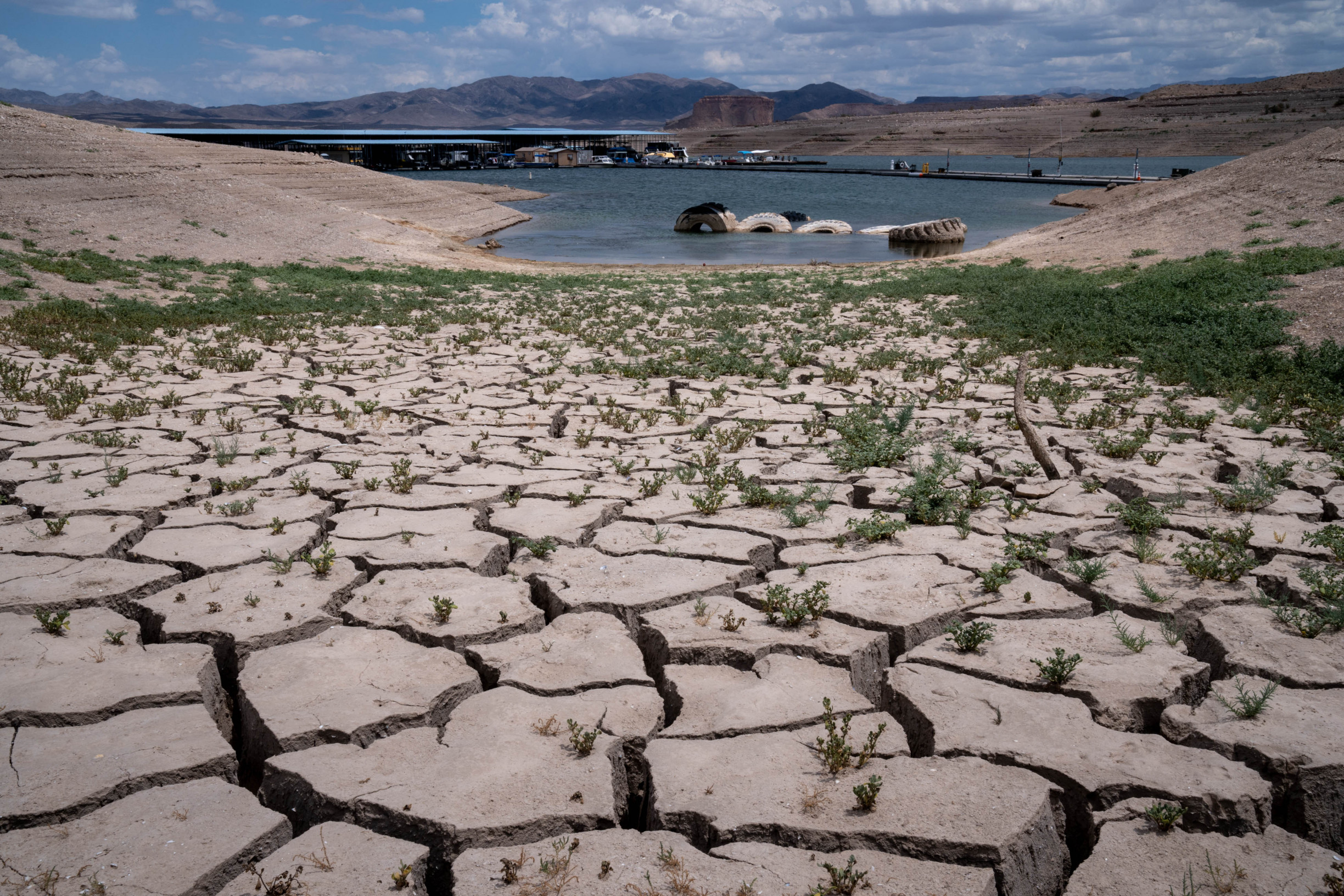 Rekordní vedra vysušují americké Meadovo jezero. Na dně se už našly lidské ostatky, mrtvola byla i v barelu
