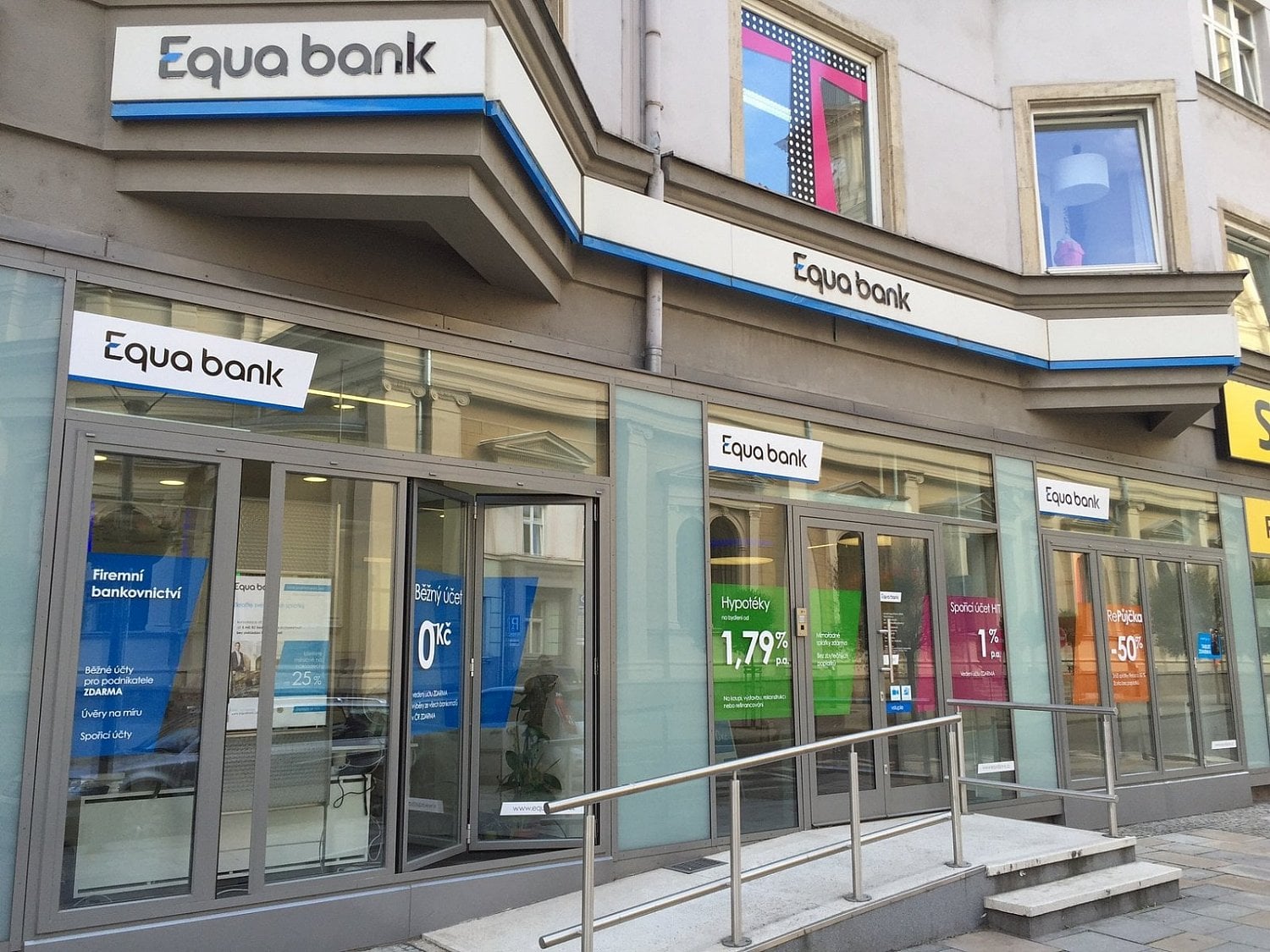 Equa bank definitivně končí, s Raiffeisenbank se spojí v listopadu. Co se pro vás změní?