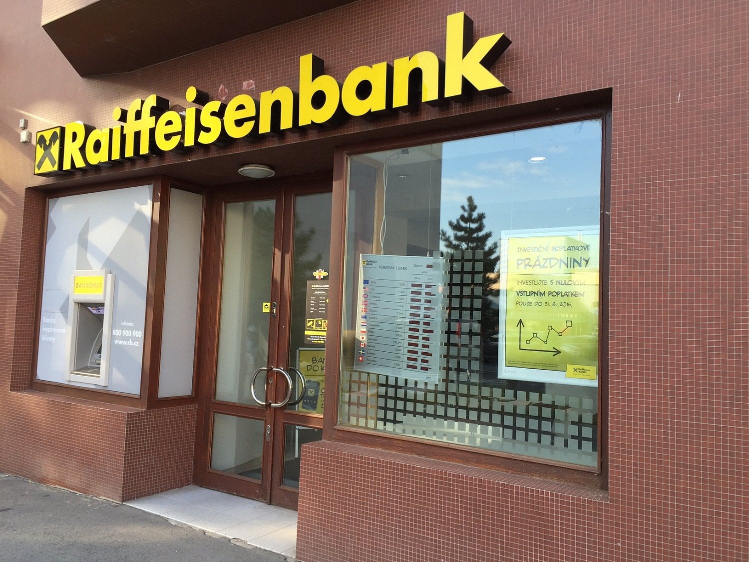 V Raiffeisenbank se v listopadu změní vše od ceníků po podmínky. Přehled hlavních změn