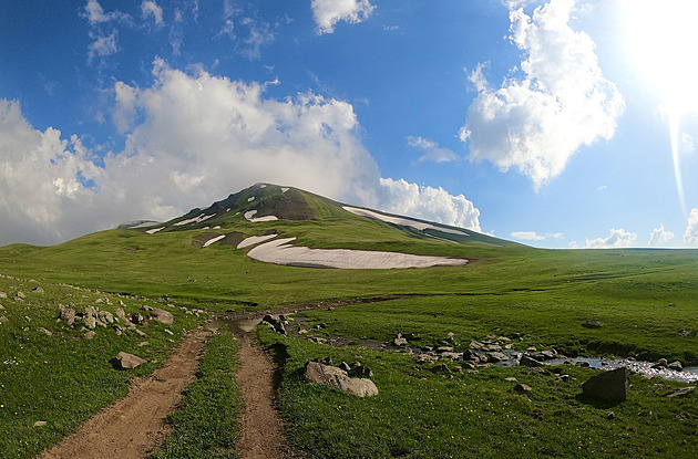 Divoké hory bez lidí i turistických značek. Lowcost Arménie vás překvapí