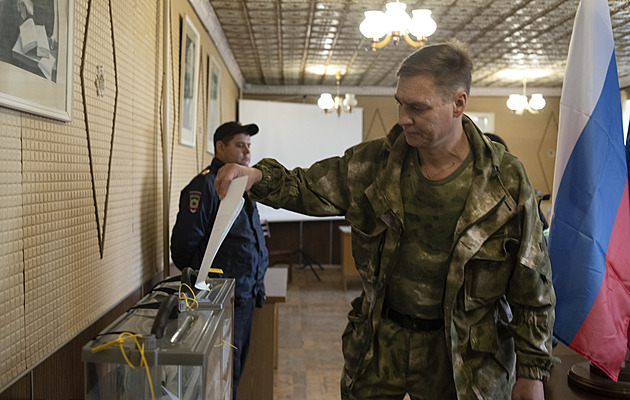 Rusové při referendech zavírají města. Lidi nutí hlasovat v kuchyni i na dvoře