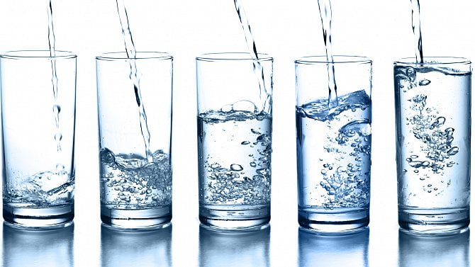 Mikroplasty v pitné vodě: Je jich více v kohoutkové, nebo balené?