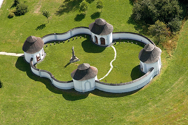 Želva, hvězda, lebka i W, to jsou půdorysy Santiniho staveb v Česku