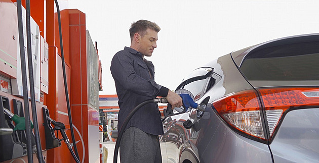 Ceny paliv v Česku klesají, benzin je nejlevnější od začátku války
