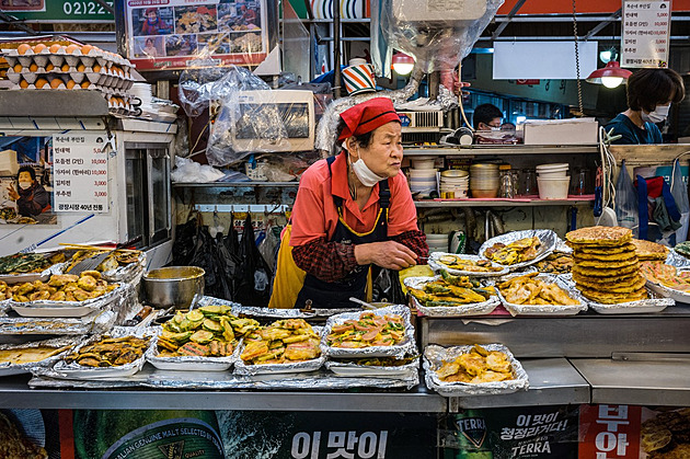 Návštěva největšího trhu Jižní Koreje. Ochutnáme všechno, na co narazíme