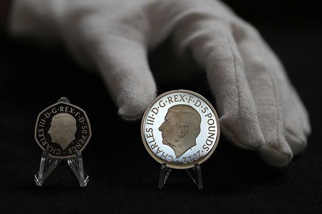 Británie ukázala nové mince s portrétem Karla III., schválil je sám král