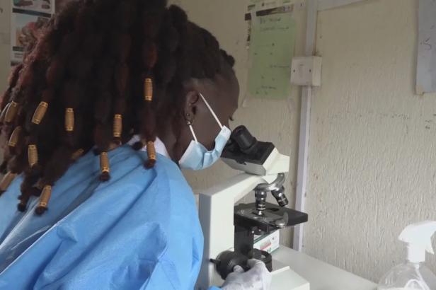 

Uganda se obává eboly. V zemi se šíří varianta, proti níž nemusí fungovat vakcína

