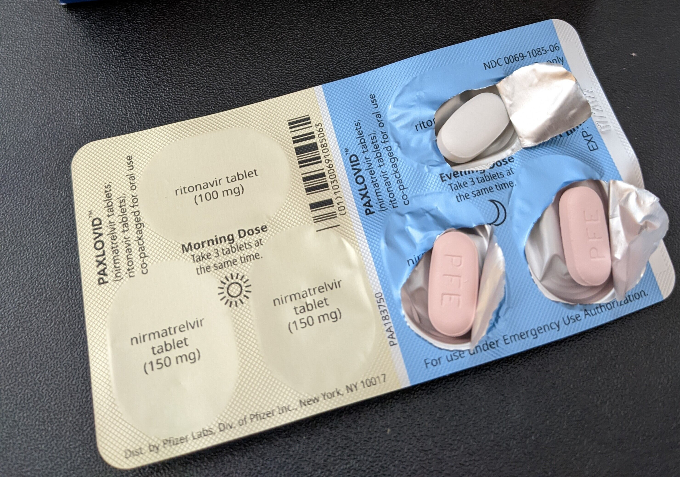 Pilulky proti těžkému covidu leží ve skladu už skoro měsíc. Kvůli podmínkám výrobce je pacienti stále nemají