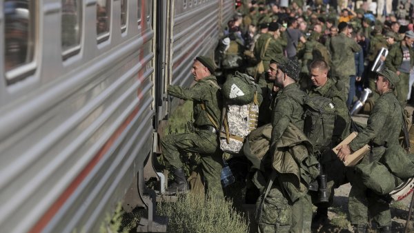Putin nejspíš spolupracuje s veliteli přímo v terénu a posílá jim odvedence bez výcviku, říkají analytici