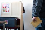 ONLINE: Volební místnosti čeká poslední hlasování. Lidé vybírají v druhém kole nové členy Senátu
