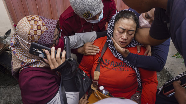 Jedna z nejhorších tragédií fotbalové historie: v Indonésii při násilnostech po zápase zemřelo 174 lidí