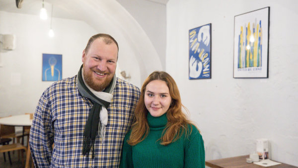 Chtěli pomoct Ukrajinkám, tak majitelé Mamacoffee na půl roku otevřeli novou kavárnu