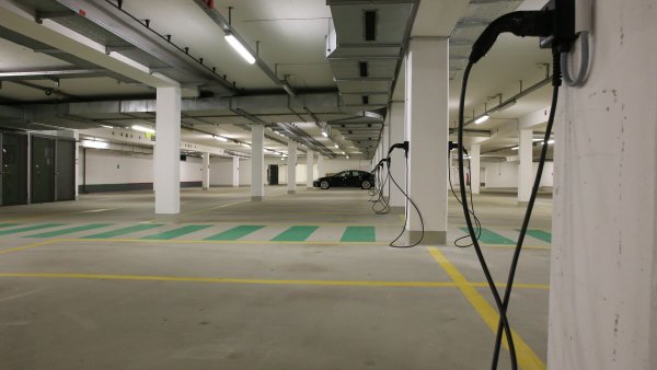Více než 30 veřejných nabíječek na letišti Stuttgart v parkovací garáži P2 rozšíří portfolio akceptačních míst DKV Mobility. Infrastrukturu provozuje MAHLE chargeBIG GmbH