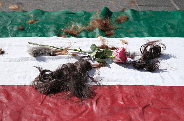 Mulláhové musejí zmizet. Íránské školačky ukazují vládě prostředníček