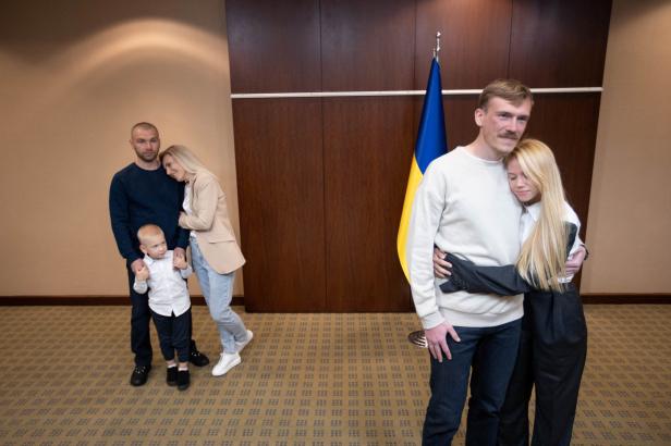 

Obránci ukrajinského Azovstalu se po měsících shledali s rodinami

