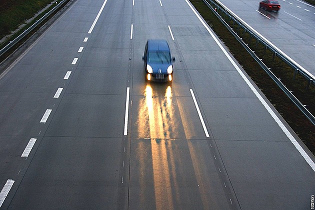 Rychlostní limity v ČR platí čtvrt století, teď se mluví o 150 na dálnicích