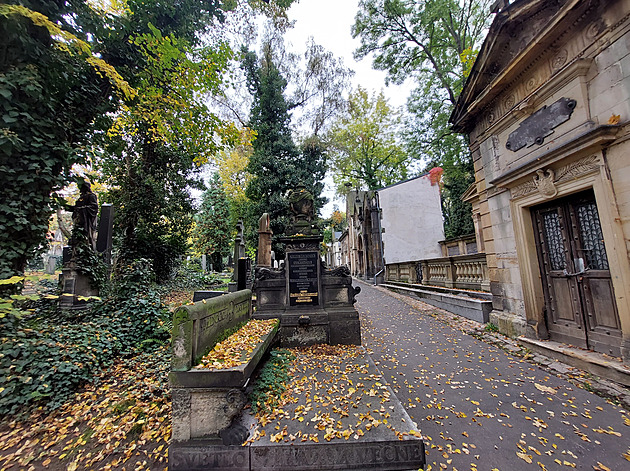Dušičky na Olšanech. Příběhy, rarity a pietní umění největšího hřbitova v Česku