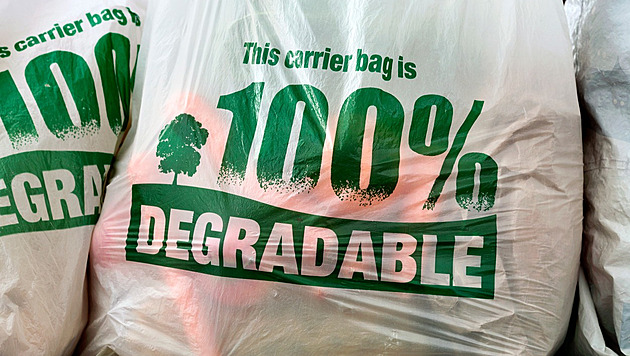 Jen 40 procent kompostovatelných plastů se opravdu rozloží, zjistili vědci