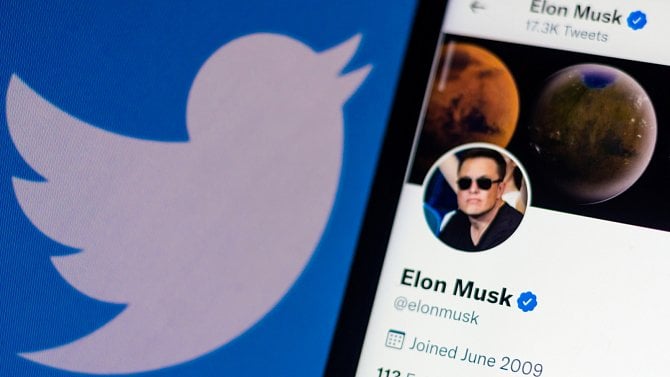 Twitter opouštějí další lidé, Musk tweetoval náhrobek s logem firmy