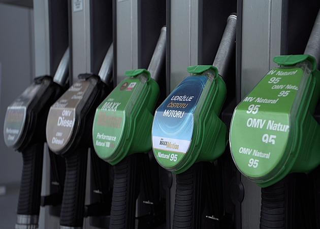 Ceny paliv poklesly, nafta za týden zlevnila o více než korunu na litru