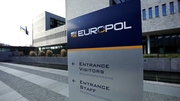 Velké evropské zatýkání: Policie při obřím zátahu zadržela 44 lidí v deseti zemích včetně Česka