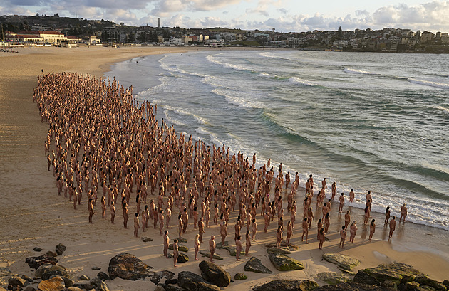 Dva tisíce nahých lidí na pláži v Sydney. Upozornili na rakovinu kůže