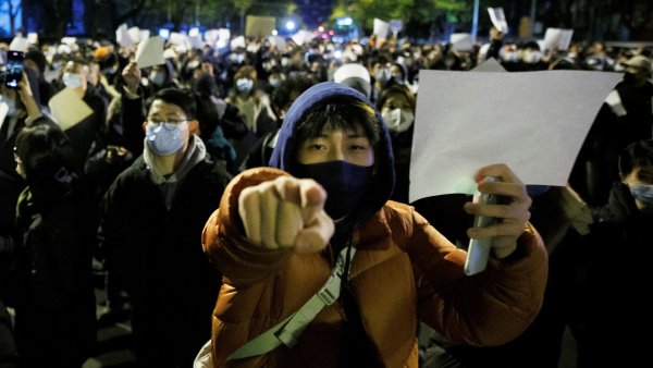 Číňané se Západu kvůli covidu smáli, teď mají demonstranty v ulicích. Proč Peking pořád trvá na lockdownech?